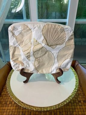ALOHA COLLECTION Cream Colored Seashell Pouch